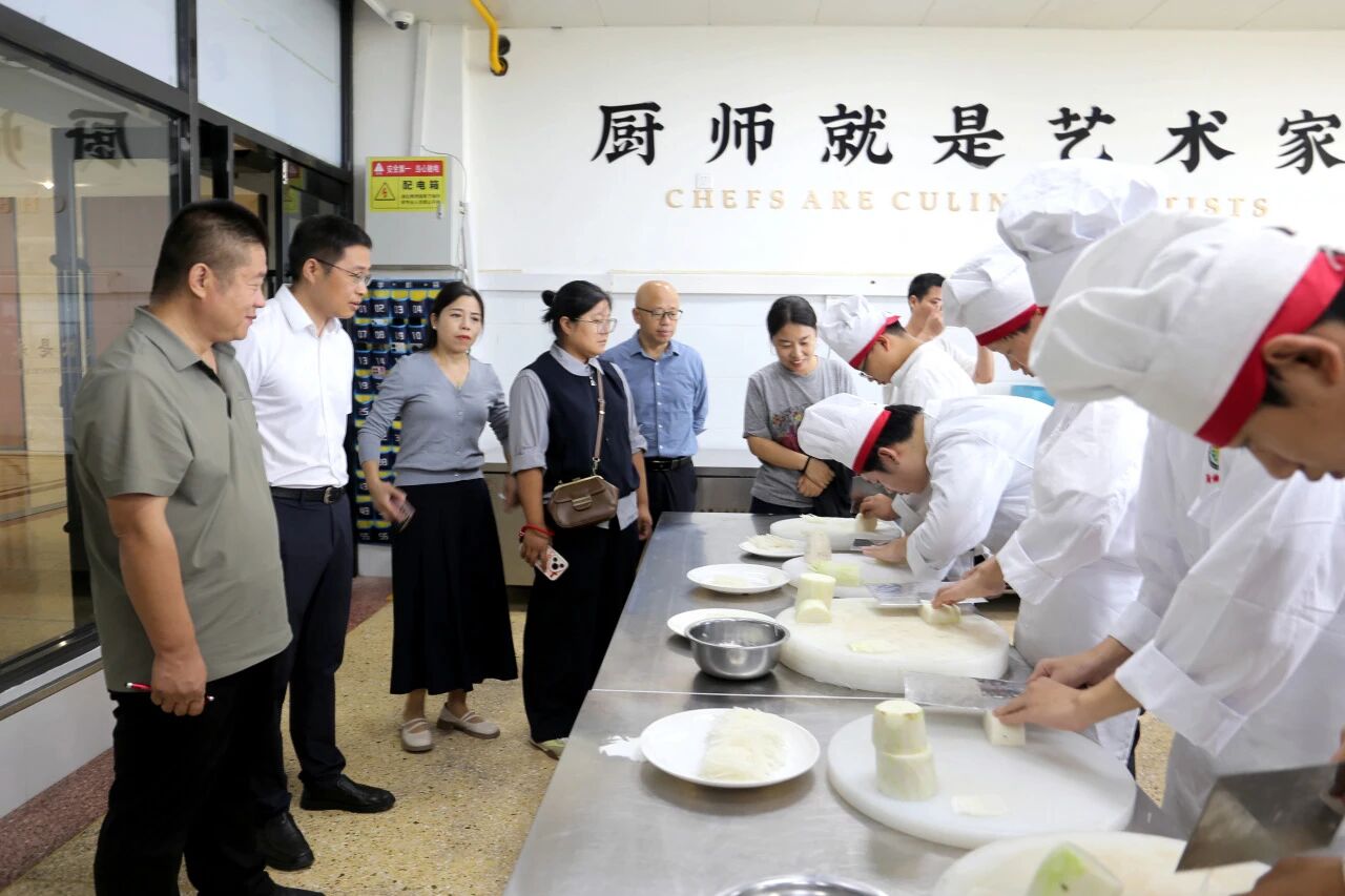 高品质中餐标准化产业合作签约仪式在泸州老窖指挥中心举行(图1)