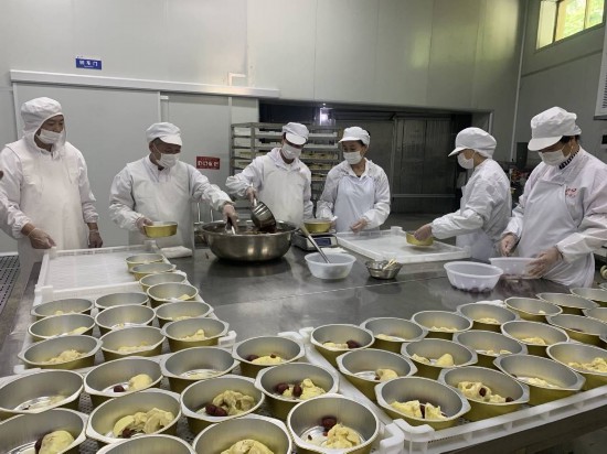 “考上哪所学校爸爸就去哪做饭！”一句玩笑落地成真徐州女孩求学南通父母携奶奶承包校园食堂档口网友：原来真有这么幸福的人(图1)